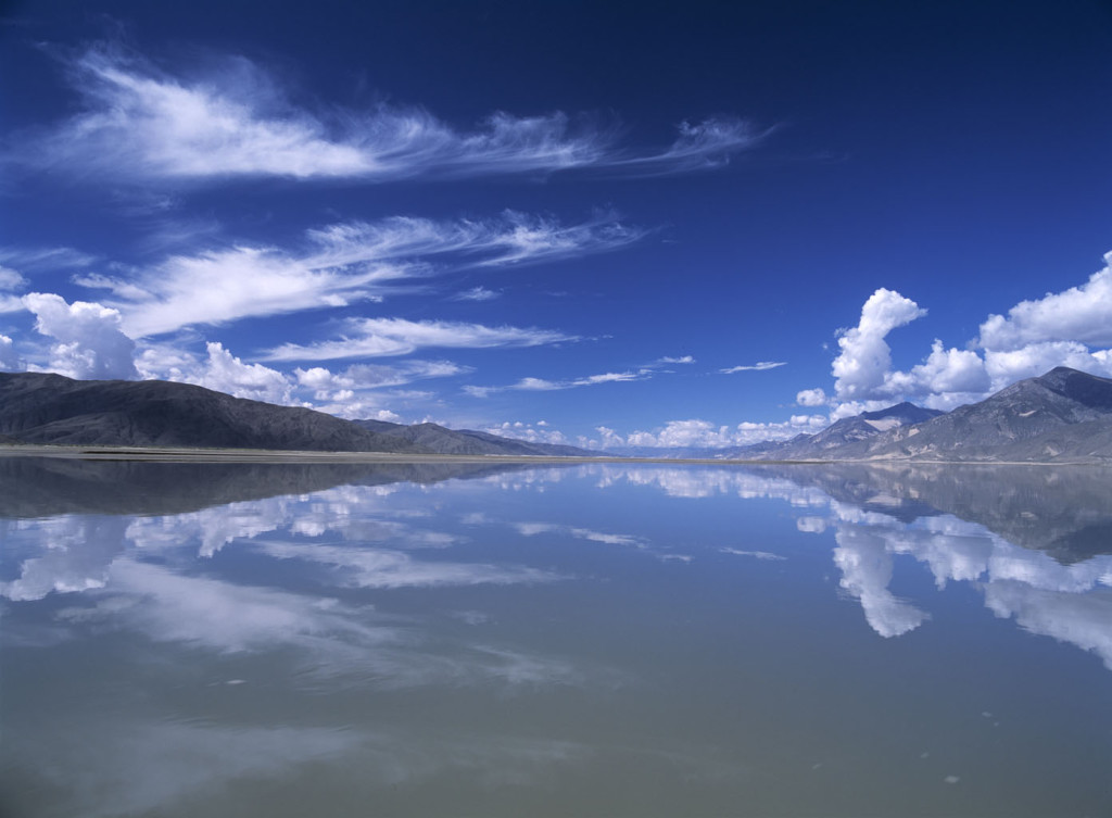 Looking up the Yarlung Tsangpo River on the ferry crossing to Samye Monastery, Tibet. © Ian Cumming / Tibet Images